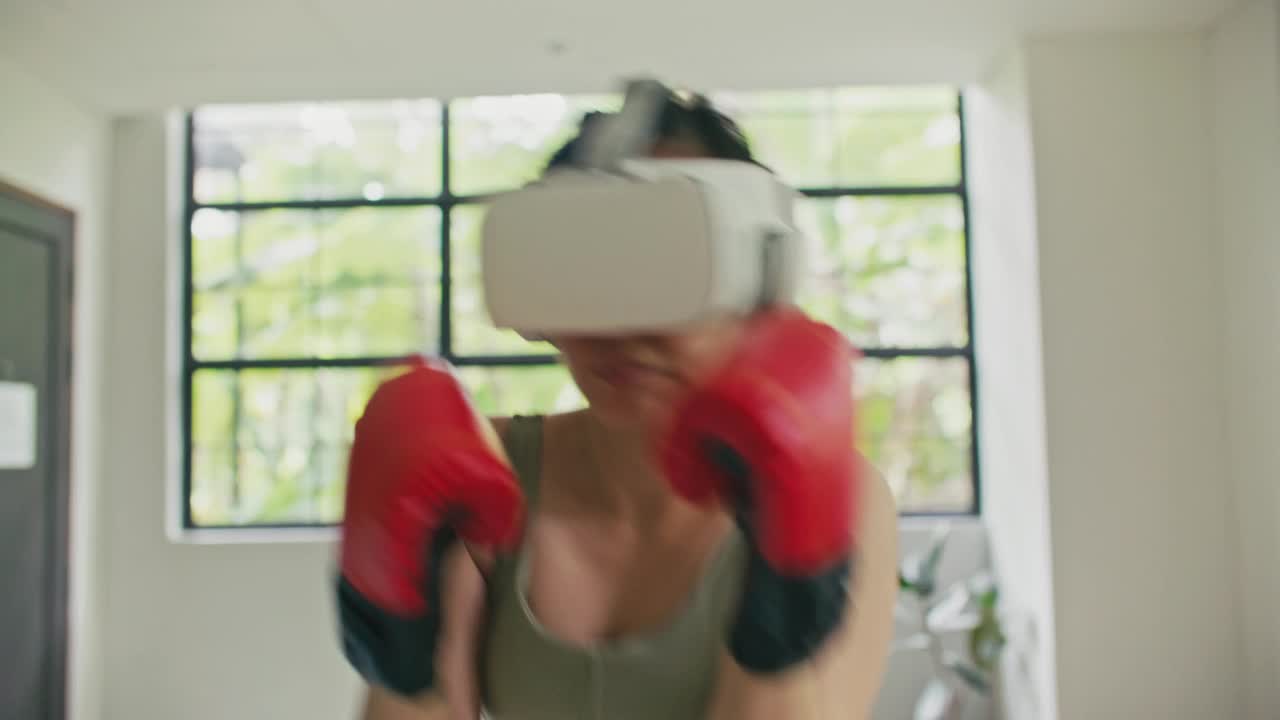 年轻迷人的女子拳击在VR 360耳机训练踢在虚拟现实视频素材