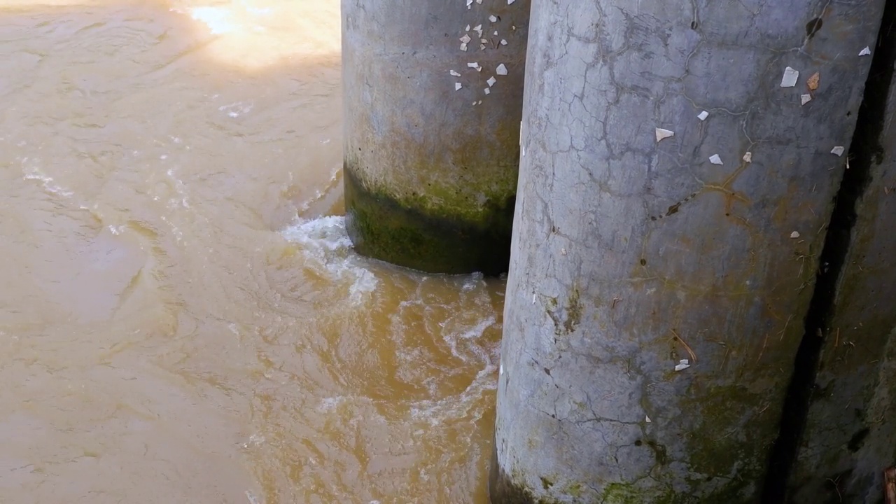 浑浊的河水视频素材