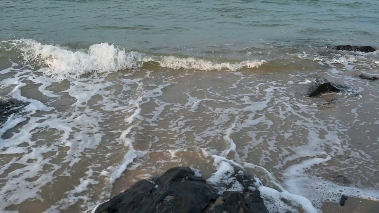 美丽的风景，海浪在沙滩上奔流视频素材