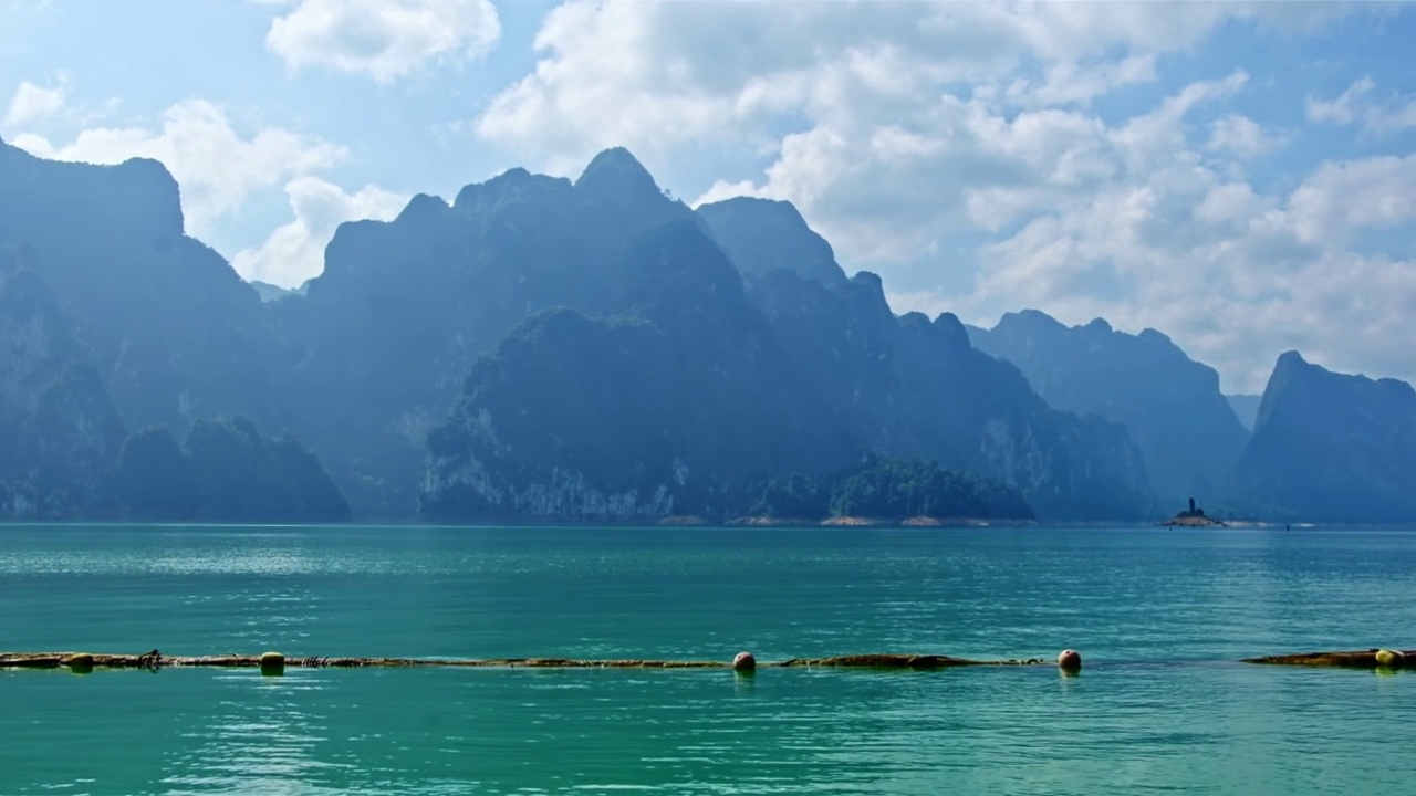 美丽的风景，惊人的湖水和阳光通过山脉背景在“Cheow Lan Dam (Ratchaprapa Dam)”泰国苏拉塔尼。视频素材