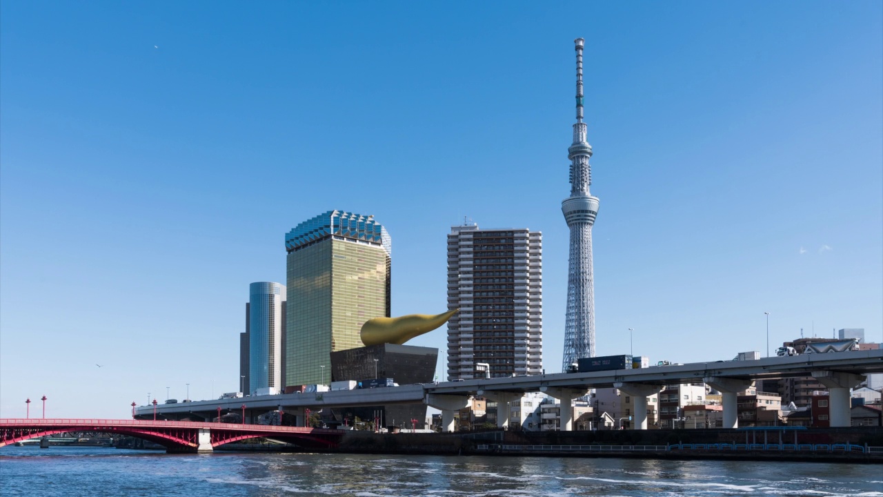 日本浅草区高速公路上汽车交通运输的延时。与东京天空树的城市景观。亚洲旅游地标，亚洲旅游目的地，或日本城市生活理念视频素材