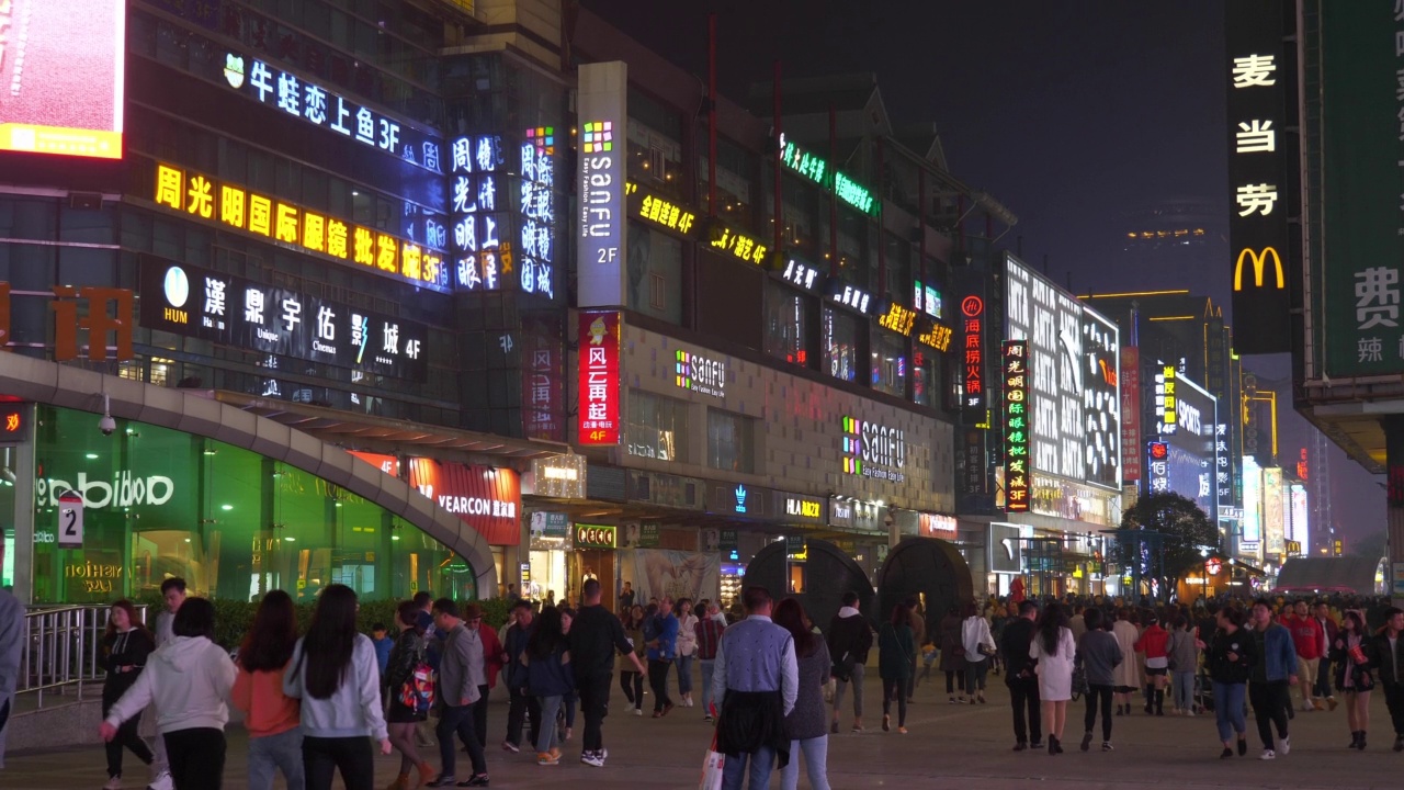 夜间时间照明长沙市中心著名的步行商业街慢动作全景4k中国视频素材