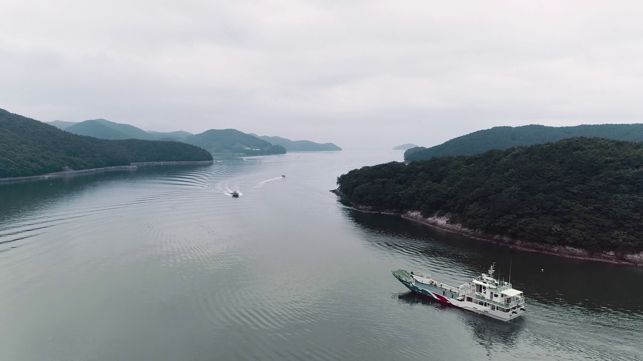 海上漂流的船/韩国庆尚南道统营市视频素材