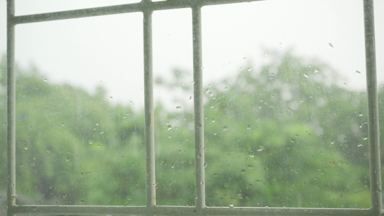 下雨天的窗景视频素材