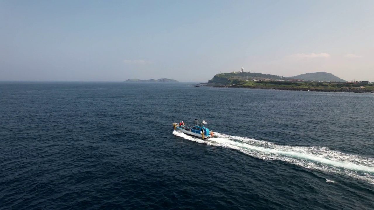 船破浪驶向大海视频素材