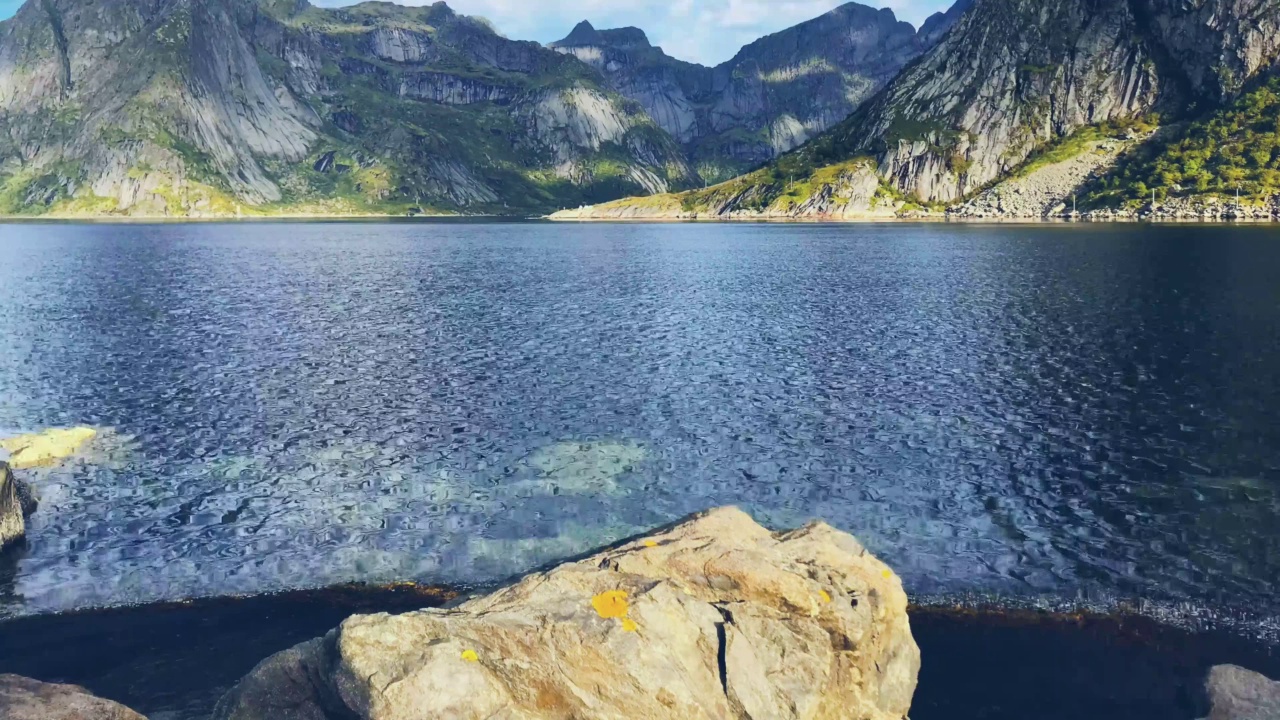 美丽的岩石山，蓝色的大海和蓝色的天空视频素材