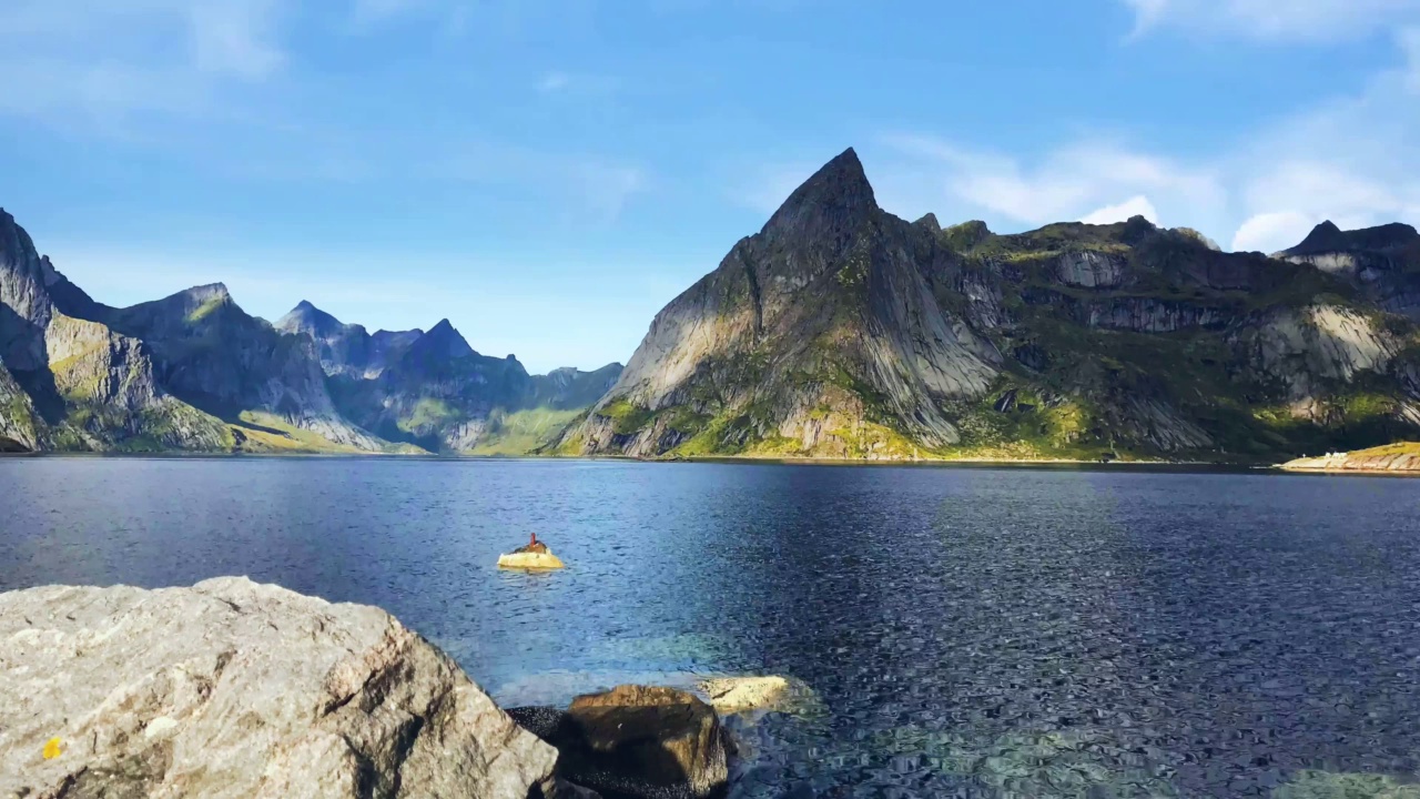 美丽的岩石山，蓝色的大海和蓝色的天空视频素材