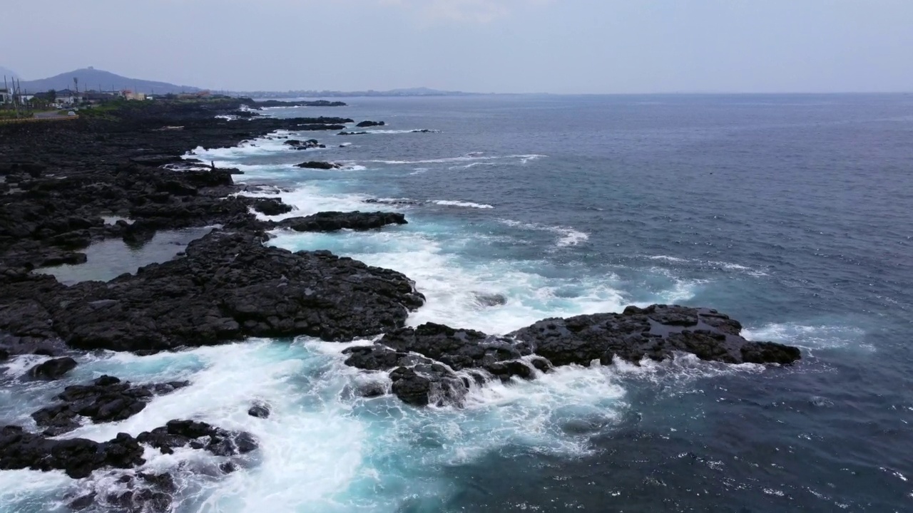 海浪起伏的风景/韩国济州岛视频素材