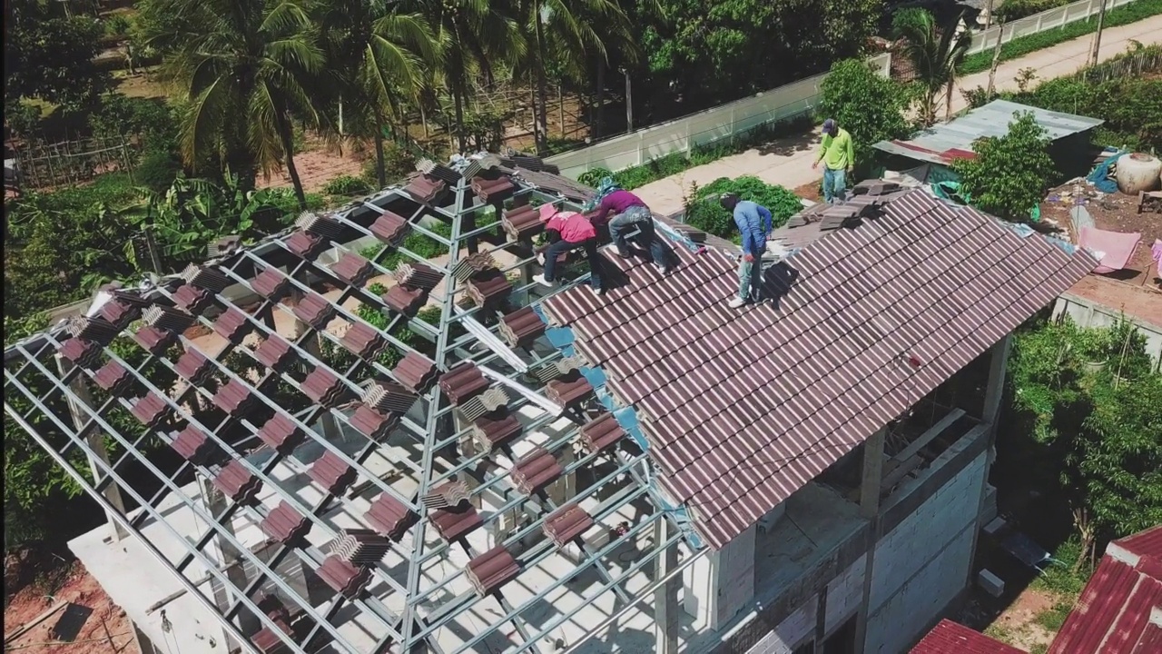 屋顶的建造。屋顶工人在屋顶上工作。视频素材