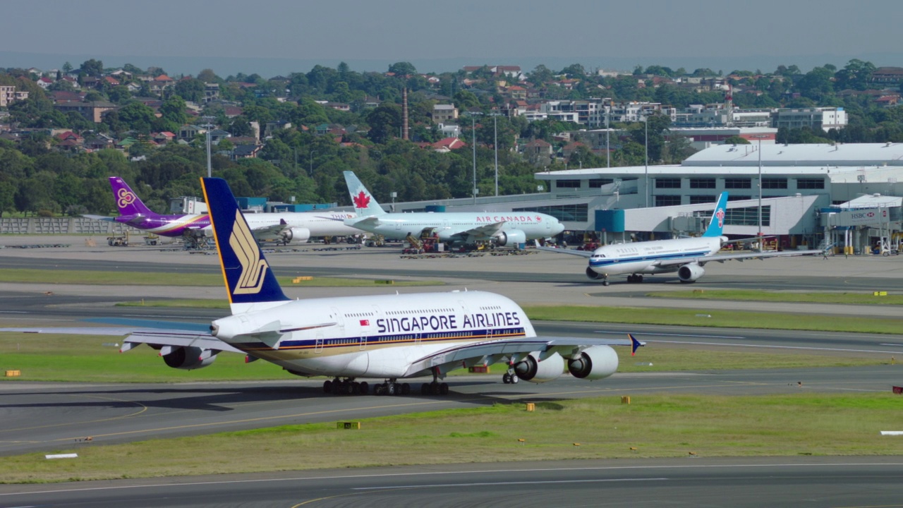 新加坡航空空客A380在悉尼滑行视频素材