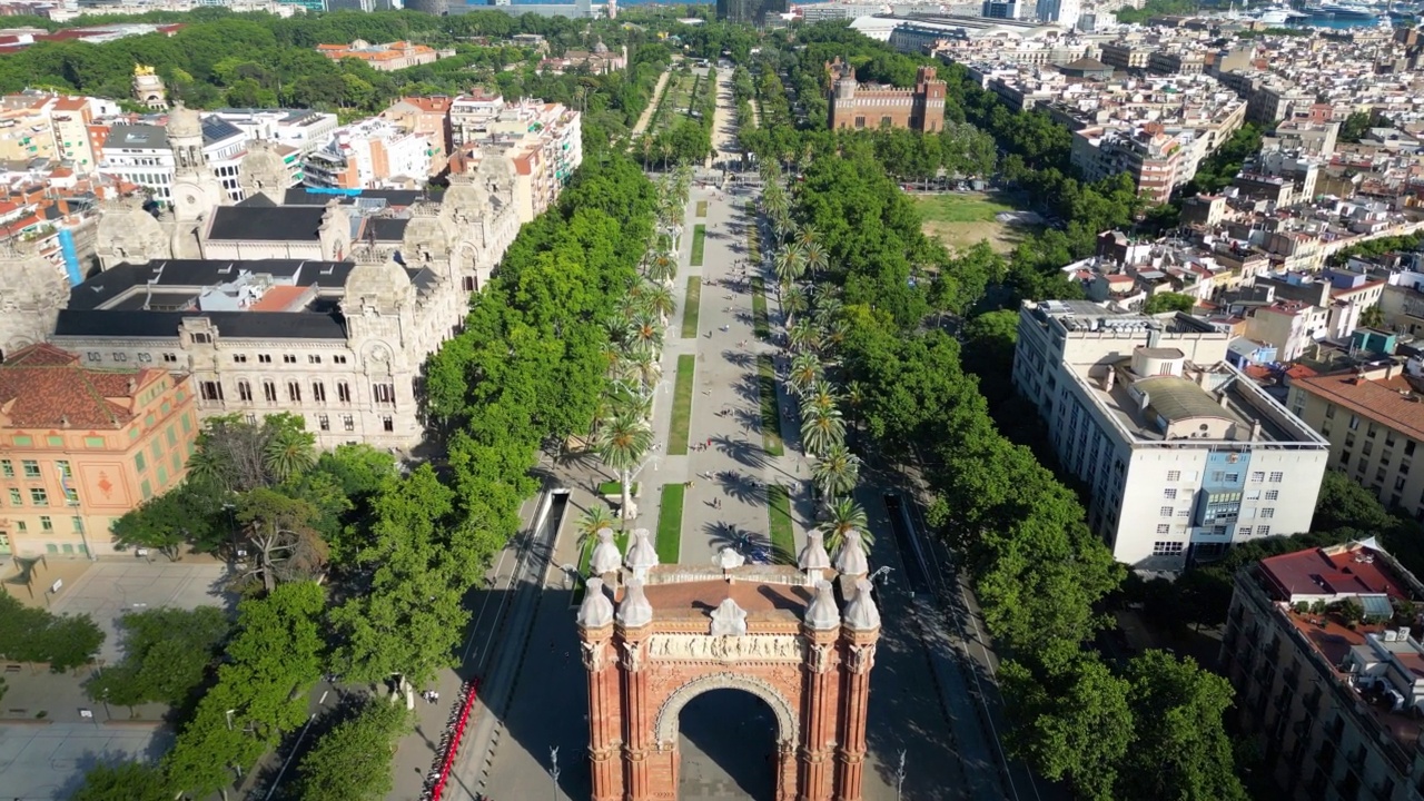 巴塞罗那城市天际线和凯旋门的鸟瞰图，在西班牙语中，这是巴塞罗那市的凯旋门。在一个阳光明媚的日子里，Lluís公司视频素材