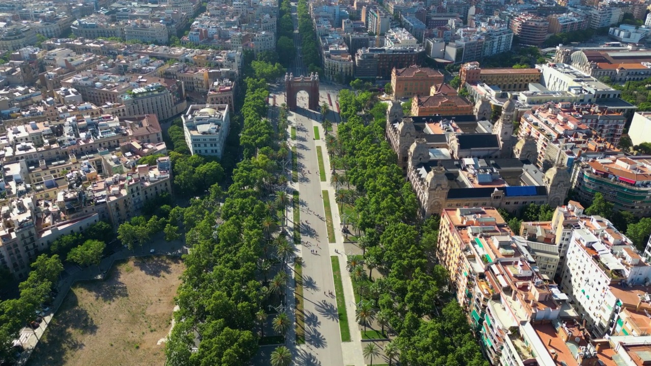 巴塞罗那城市天际线和凯旋门的鸟瞰图，在西班牙语中，这是巴塞罗那市的凯旋门。在一个阳光明媚的日子里，Lluís公司视频素材