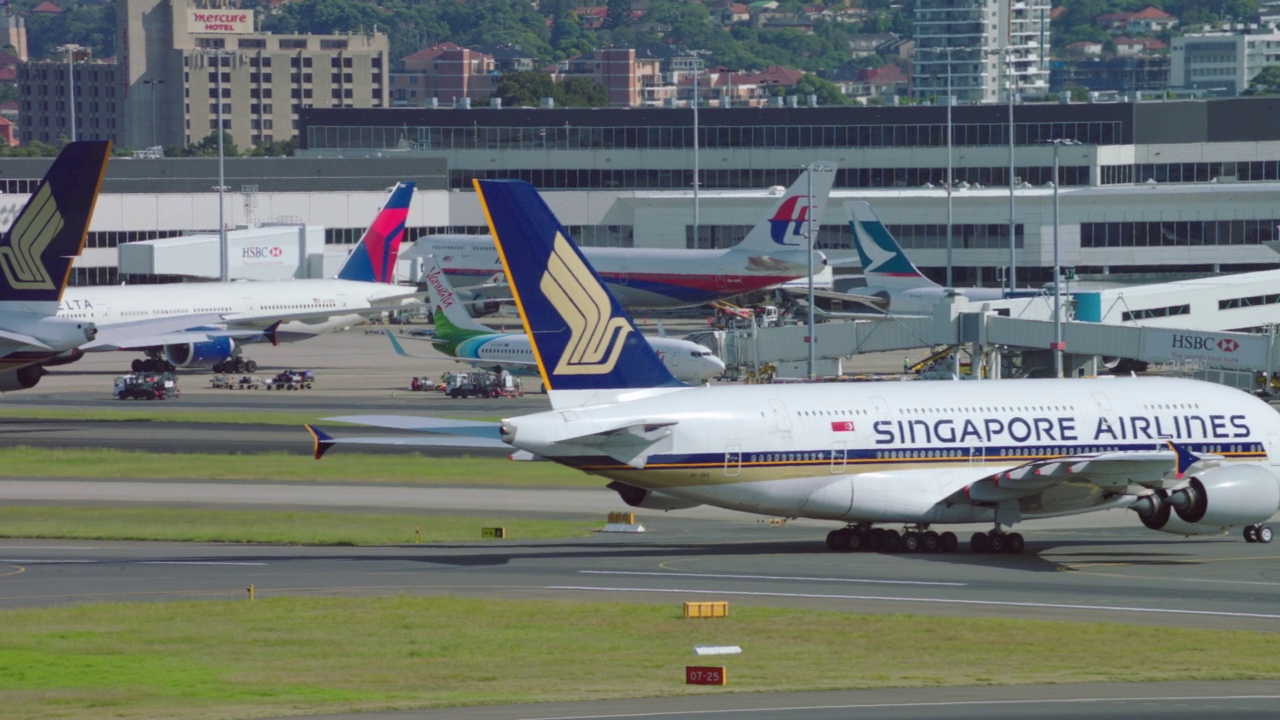 新加坡航空空客A380在悉尼滑行视频素材