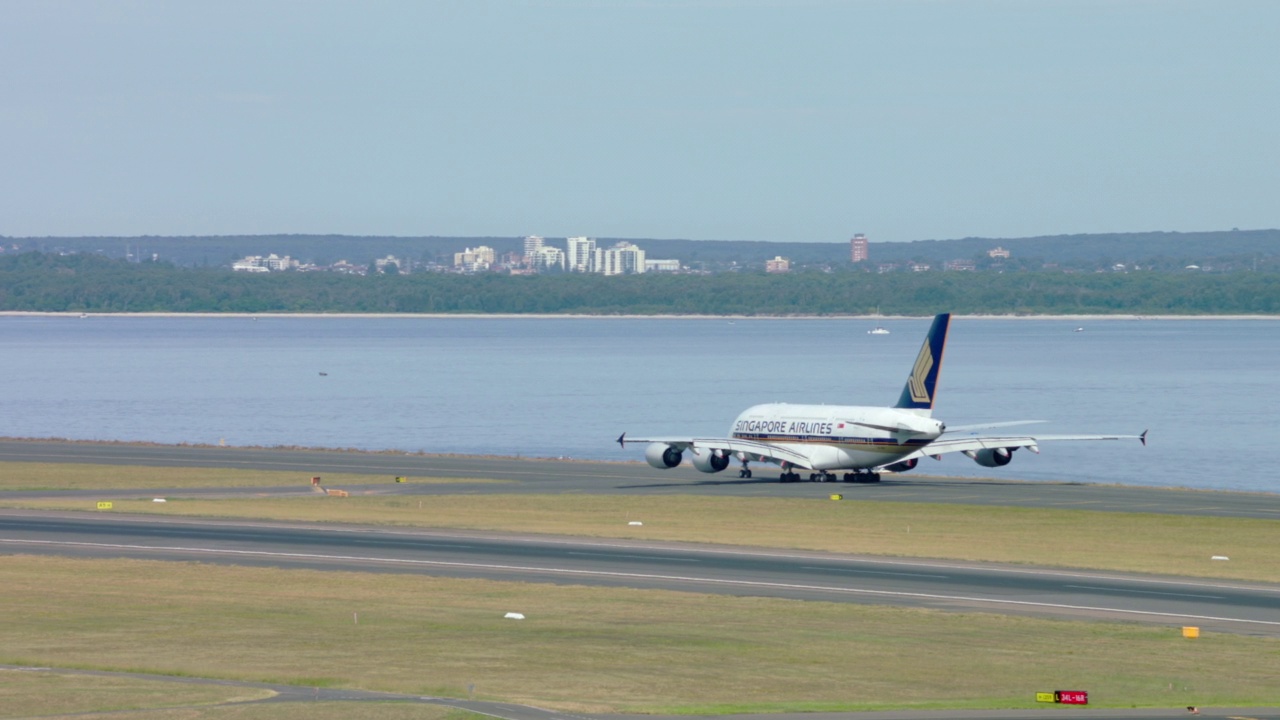 新加坡航空空客A380在悉尼/悉尼滑行视频素材