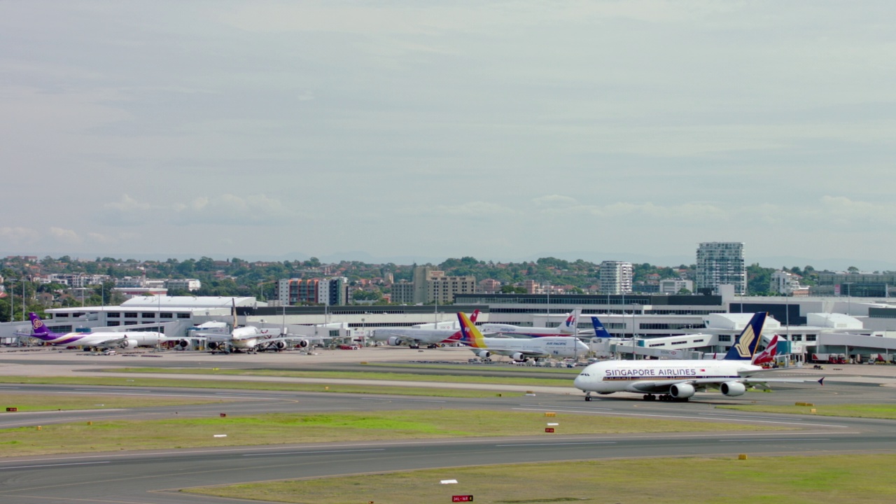 新加坡航空空客A380在悉尼/悉尼滑行视频素材