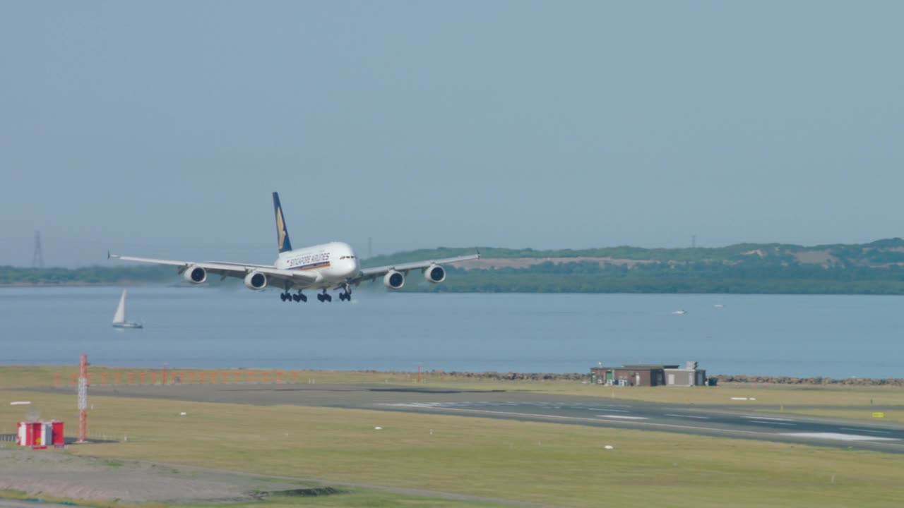 新加坡航空空客A380降落在澳大利亚悉尼SYD (YSSY)视频素材