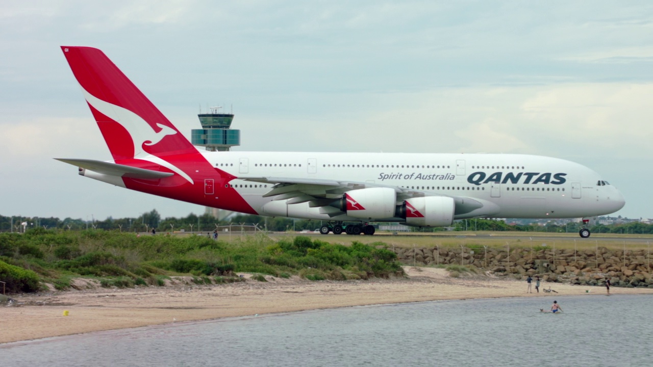 澳洲航空(Qantas)空客A380在悉尼滑行视频素材