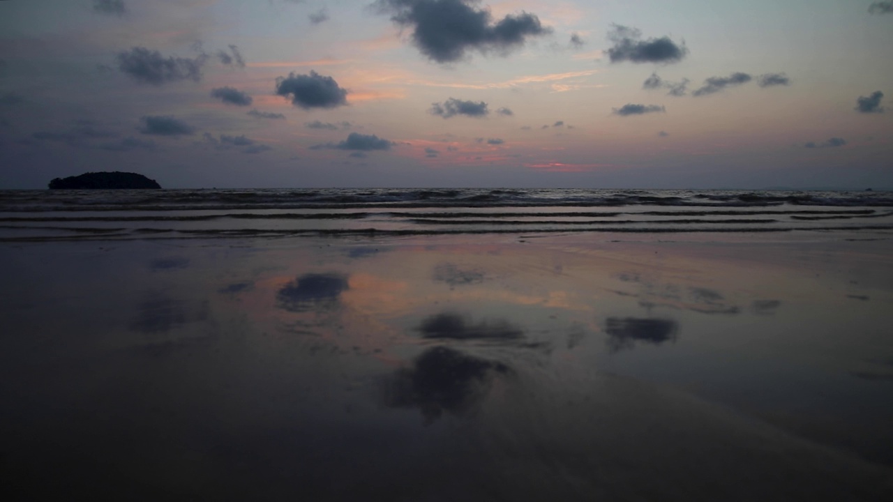 海滩上的夕阳，美丽的天空和海浪视频素材