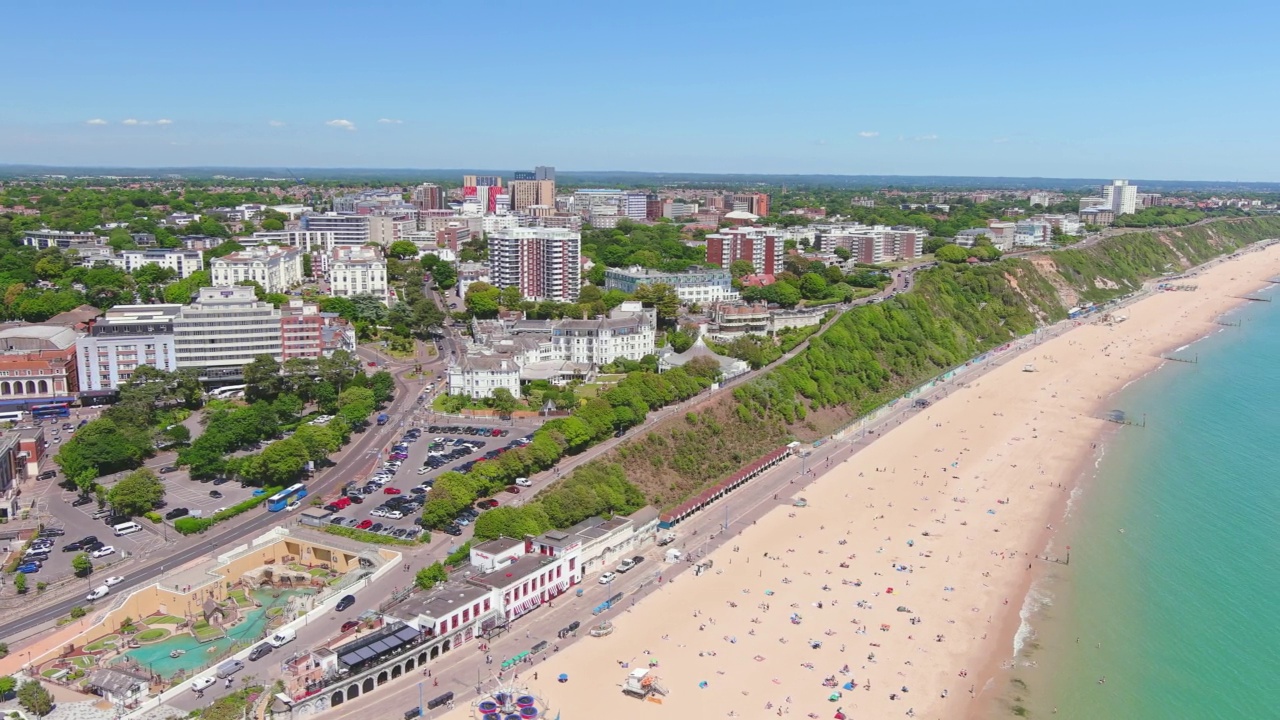 英国伯恩茅斯:英国城市的鸟瞰图，夏天海边度假胜地宽阔的海滩和大西洋的蓝色海水，阳光明媚，天空湛蓝——从上面俯瞰英国的全景视频素材