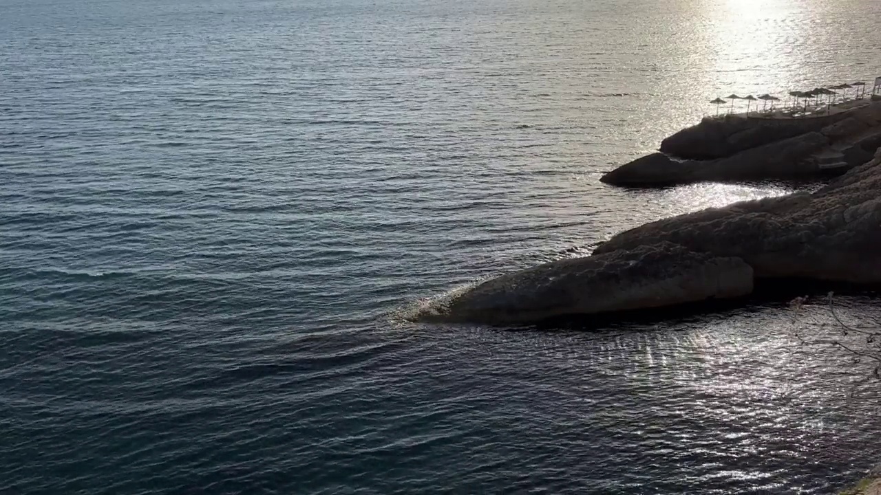 夏日黄昏，美丽的大海，银色的海水闪闪发光。视频素材