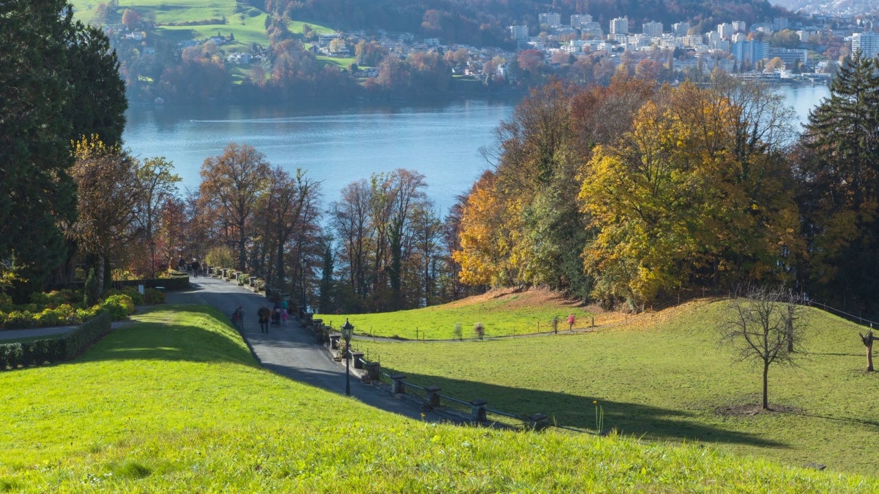 时间流逝，人们在湖边的公园里散步。琉森湖,Vierwaldstattersee。广州施维茨视频素材