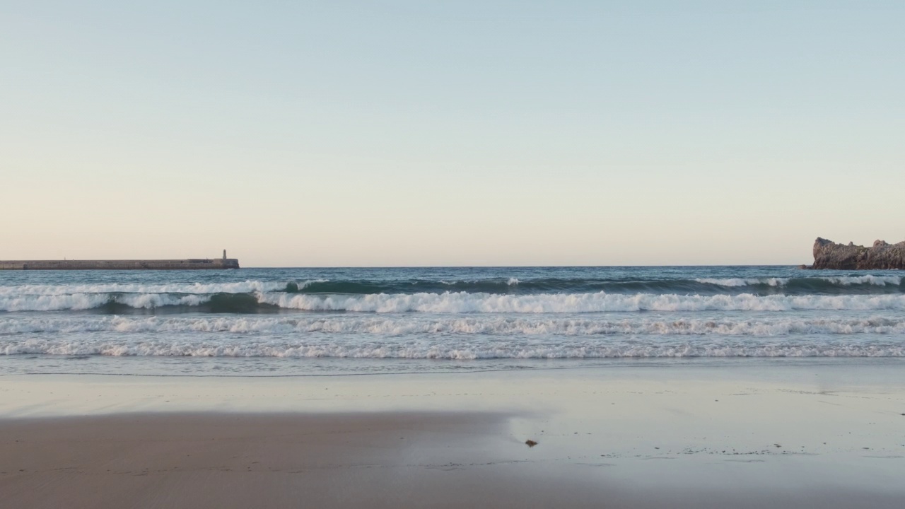 日落时海滩上的海浪视频素材