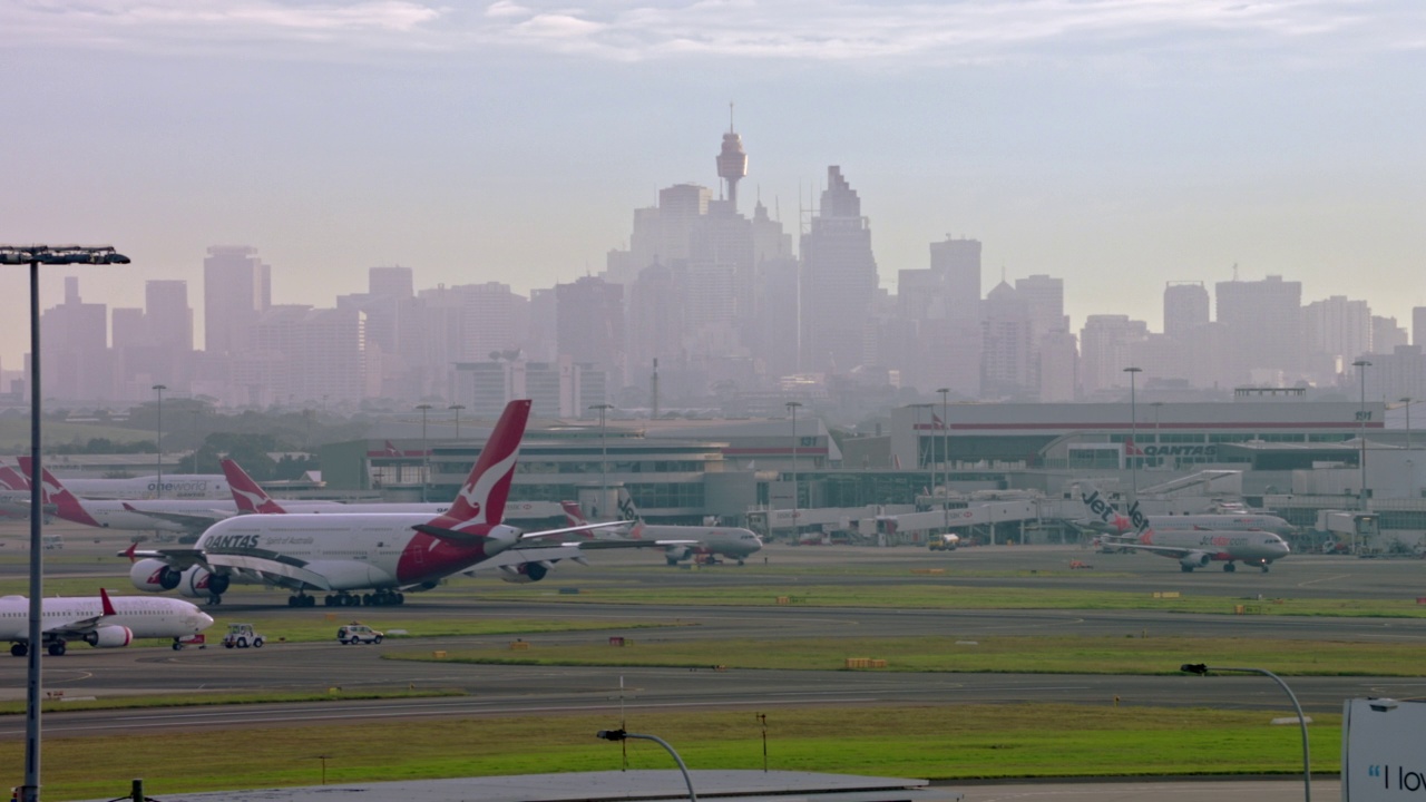 WS澳洲航空(Qantas)空客A380在悉尼/悉尼滑行视频素材