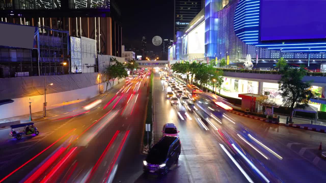 月亮升起的时间推移和汽车通过在曼谷的主要道路BKK泰国视频素材