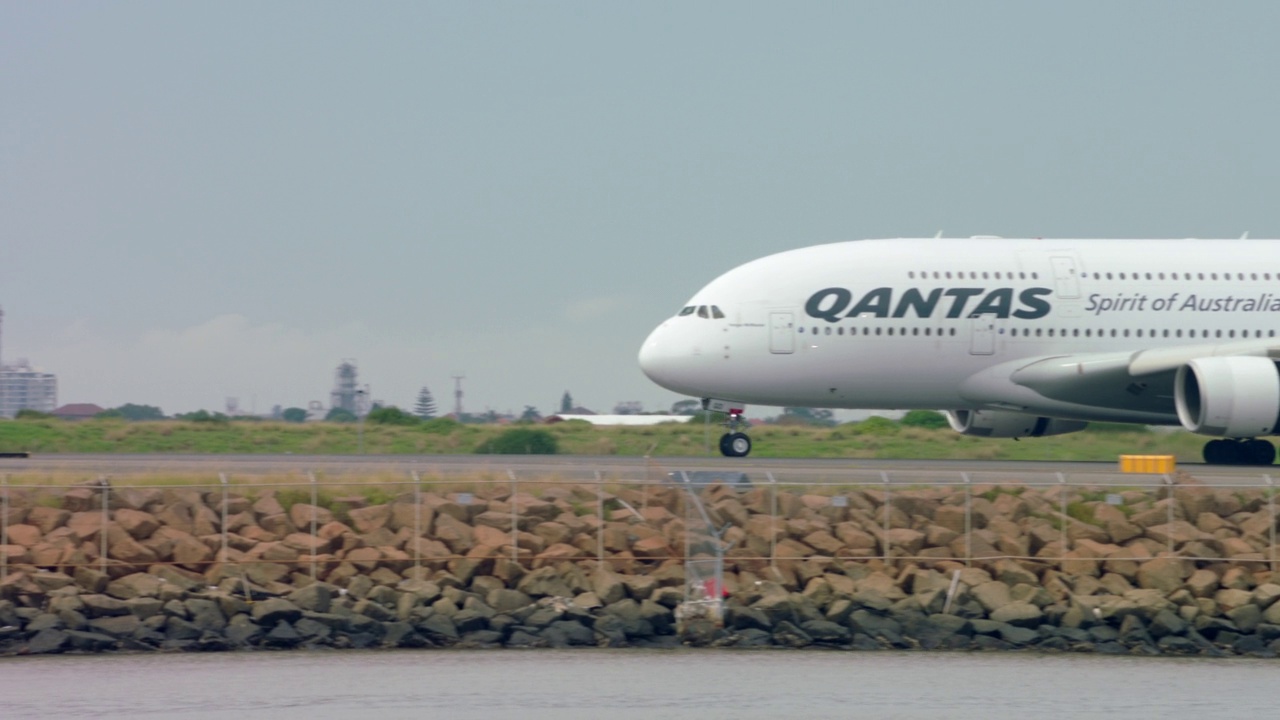 澳洲航空(CU PAN Qantas)空客A380在悉尼滑行视频素材