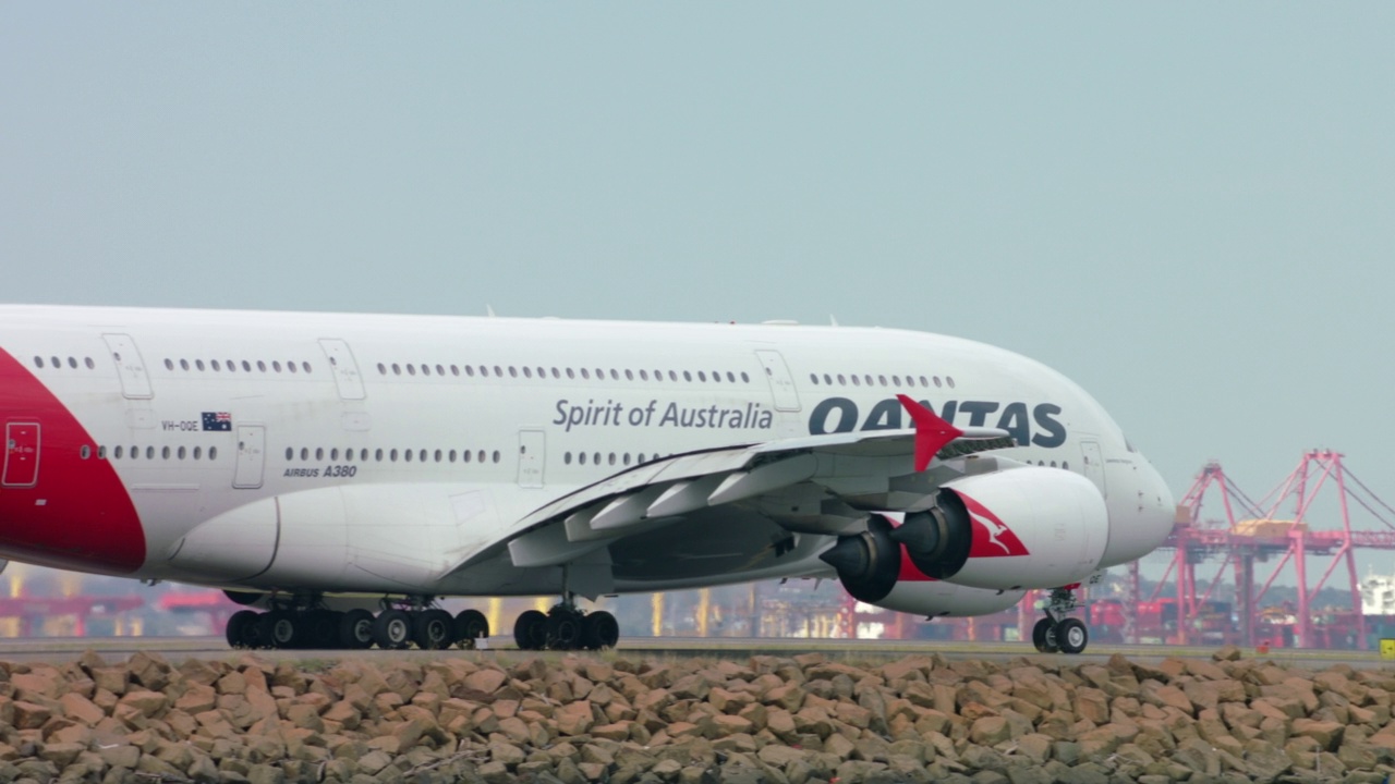 澳洲航空(CU PAN Qantas)空客A380在悉尼滑行视频素材