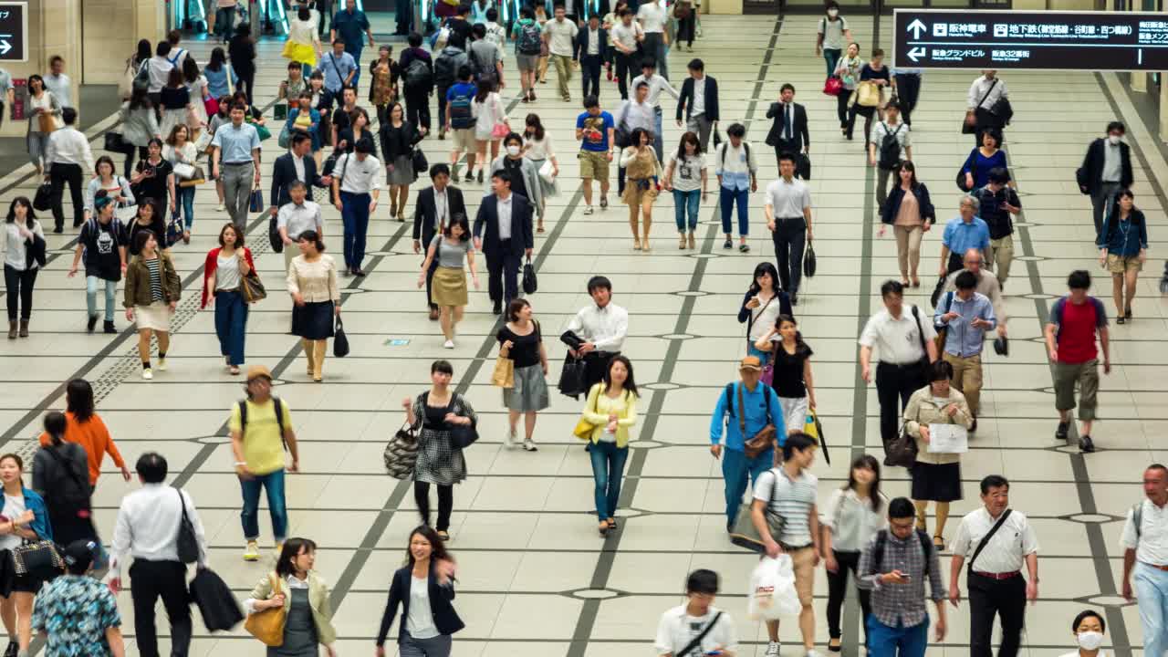 日本大阪市中心JR梅田站的延时视图视频素材