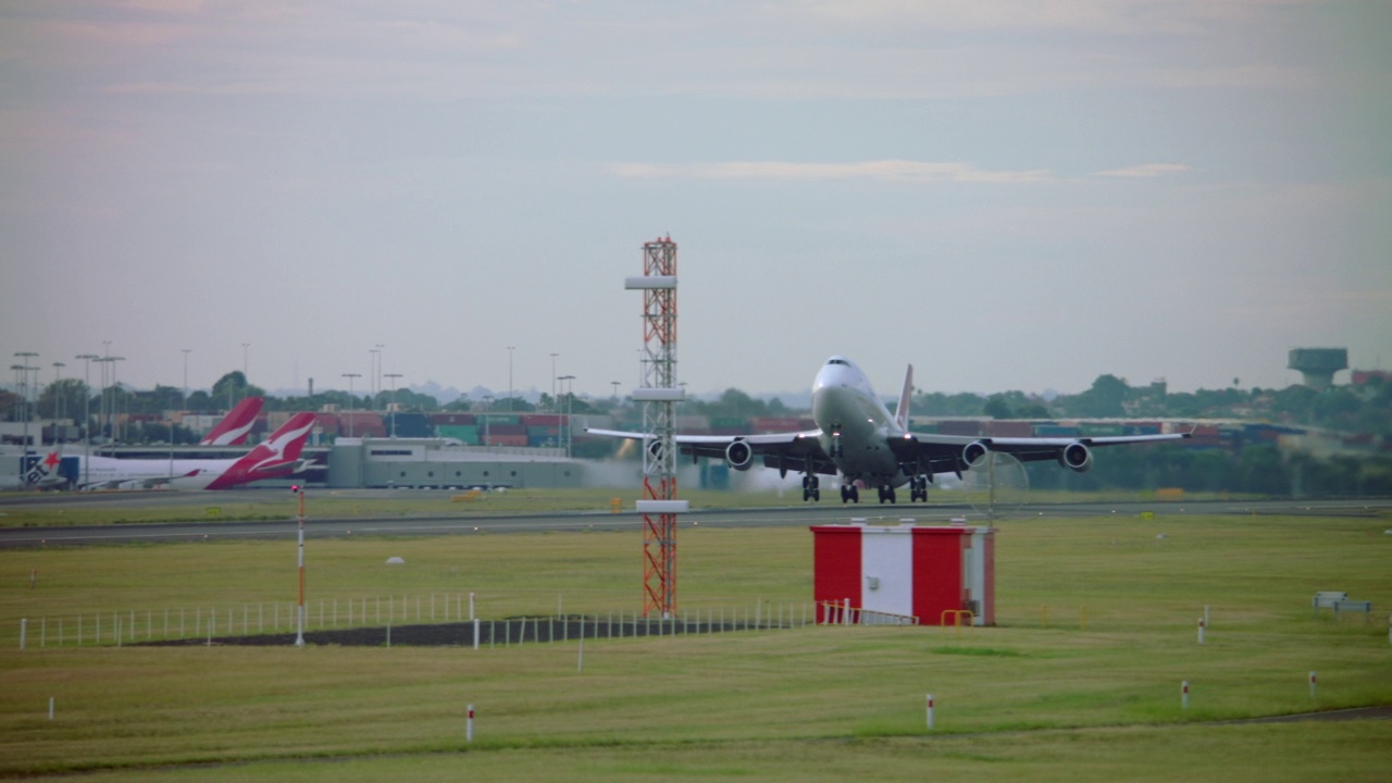 WS PAN Qantas波音747在澳大利亚悉尼起飞视频素材