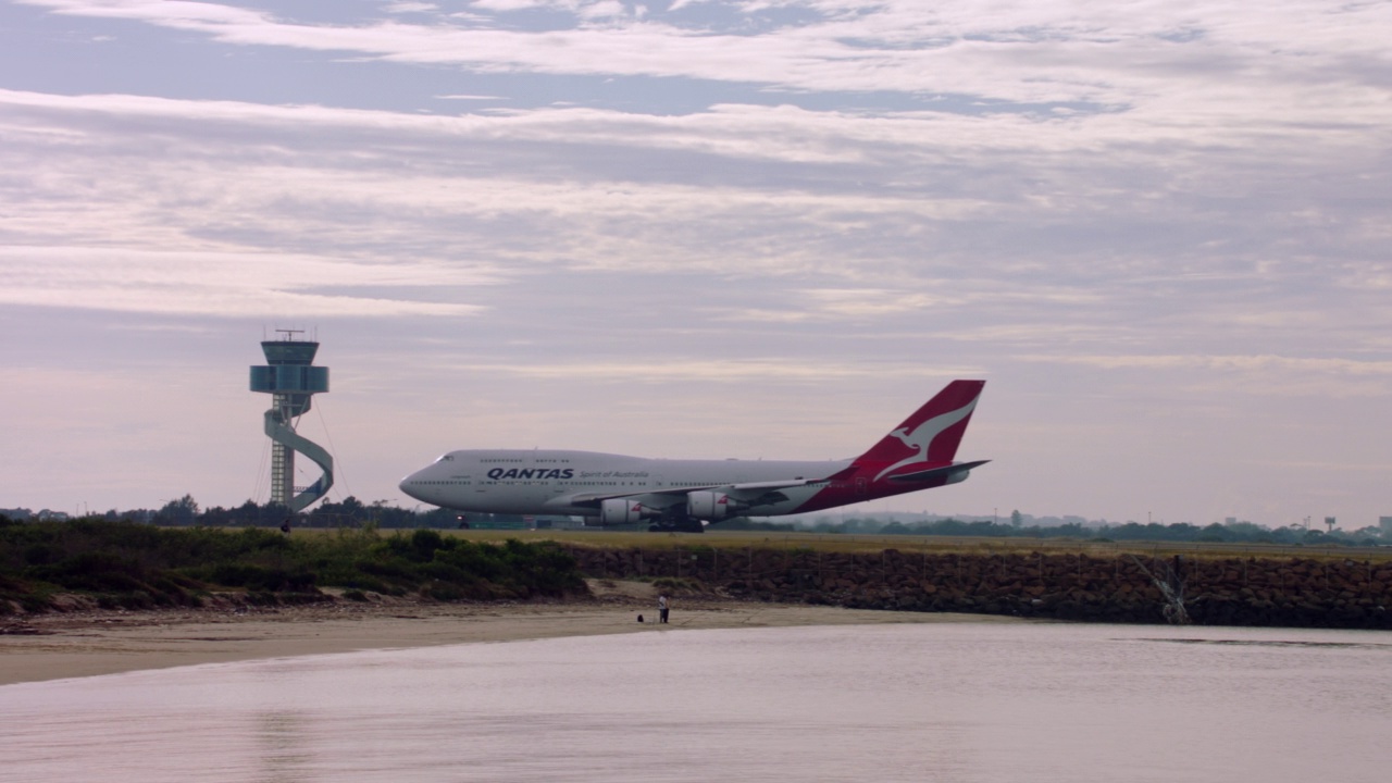 WS PAN Qantas波音747在悉尼/澳大利亚悉尼滑行视频素材