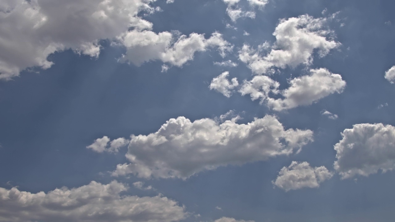 蔚蓝天空上美丽的夏日云视频素材
