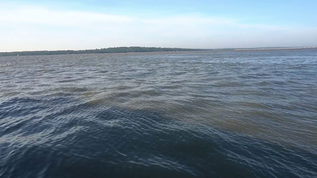 阳光明媚的日子里，平静的海浪视频素材