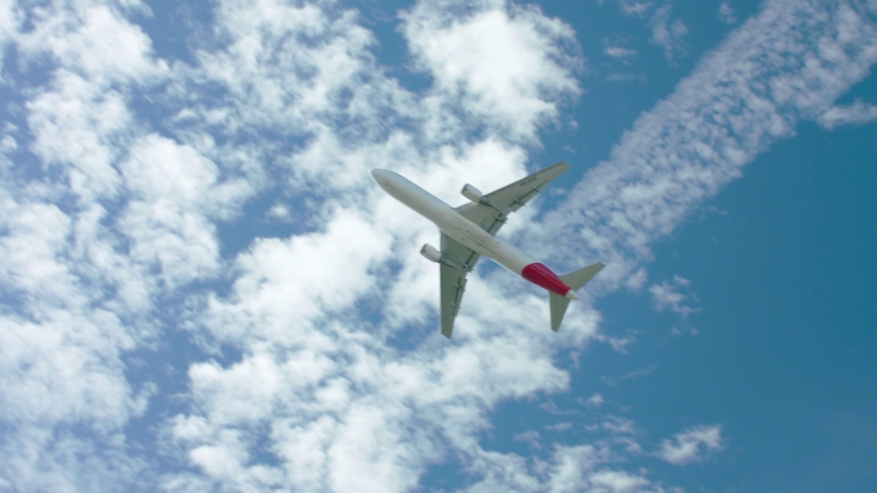 图为澳洲航空一架波音767飞机在悉尼上空起飞视频素材