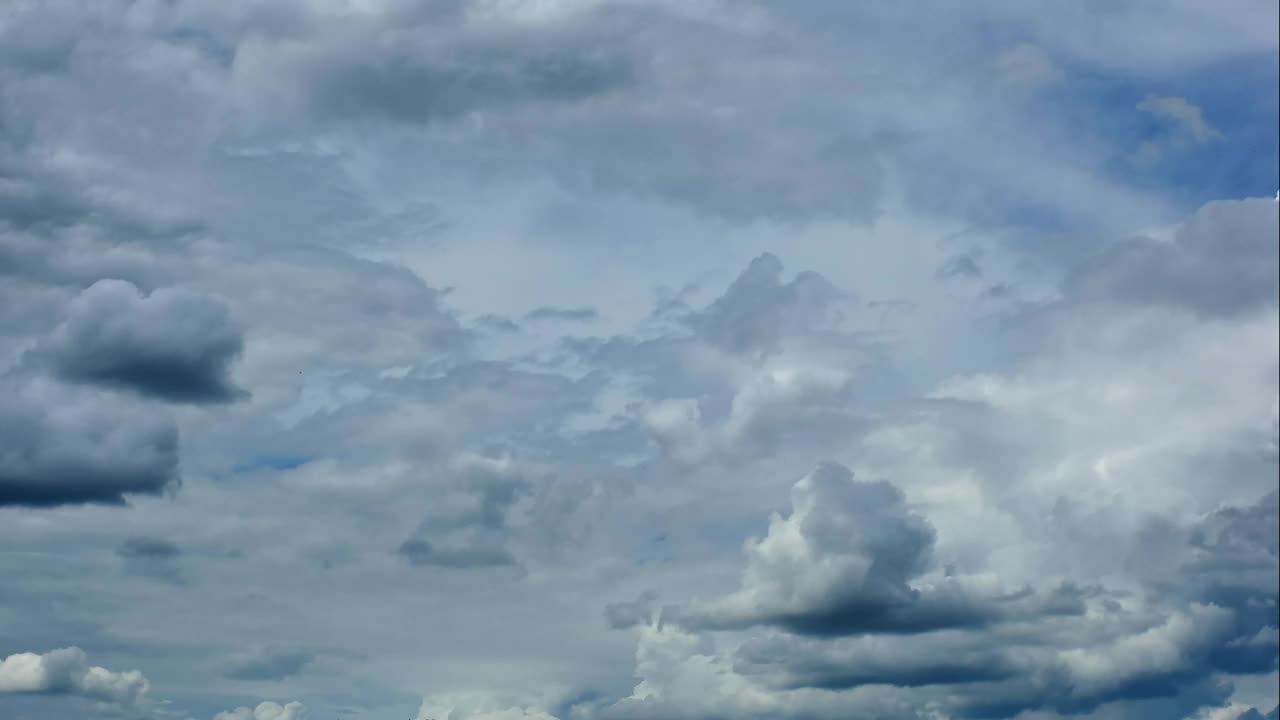 延时的云暴风雨的黑色背景和戏剧性的雷暴云与雨视频素材