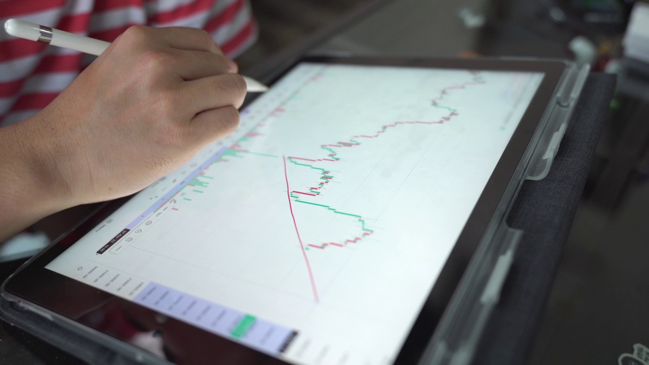在数字平板电脑上分析股市数据图视频素材