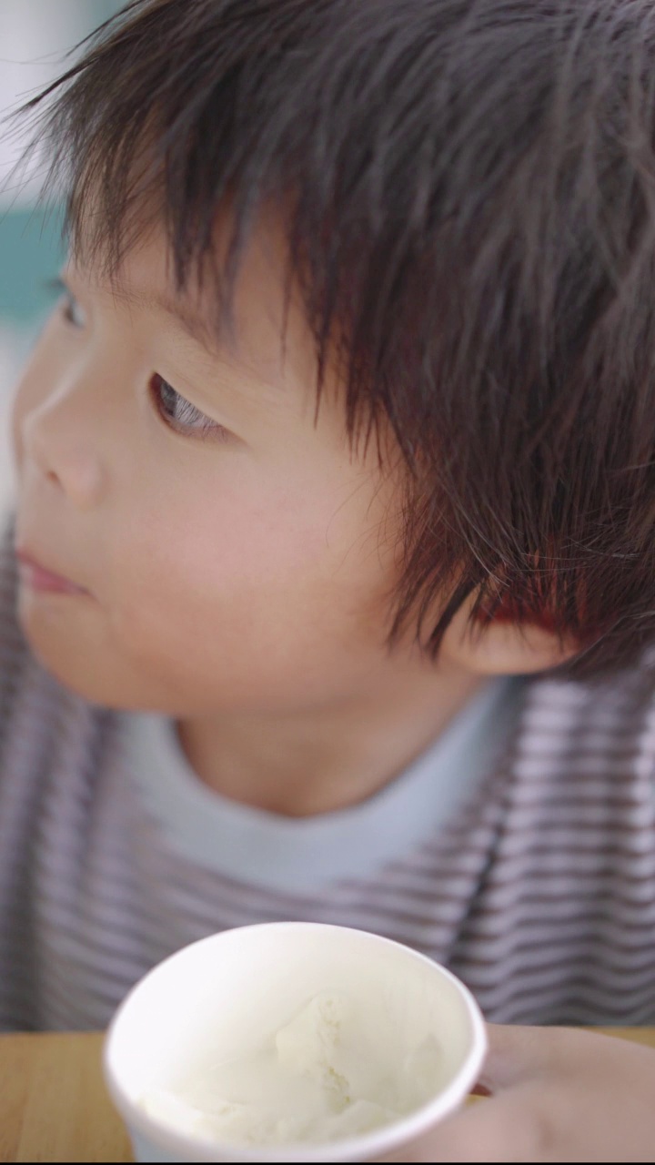 亚洲男孩在自助餐厅吃冰淇淋视频素材