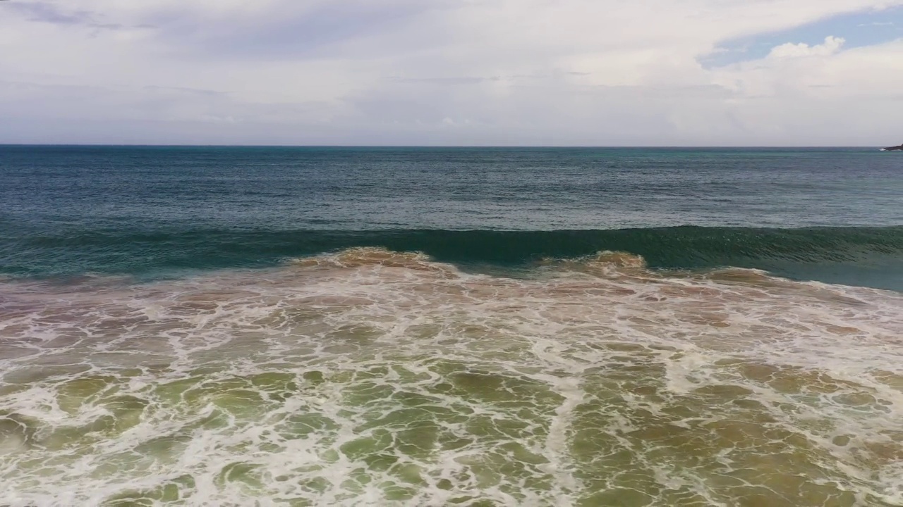 海景:汹涌的海洋和蓝天白云。视频素材