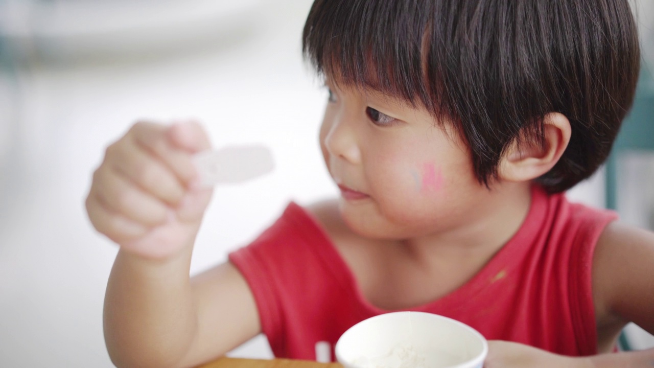 亚洲男孩在自助餐厅吃冰淇淋视频素材