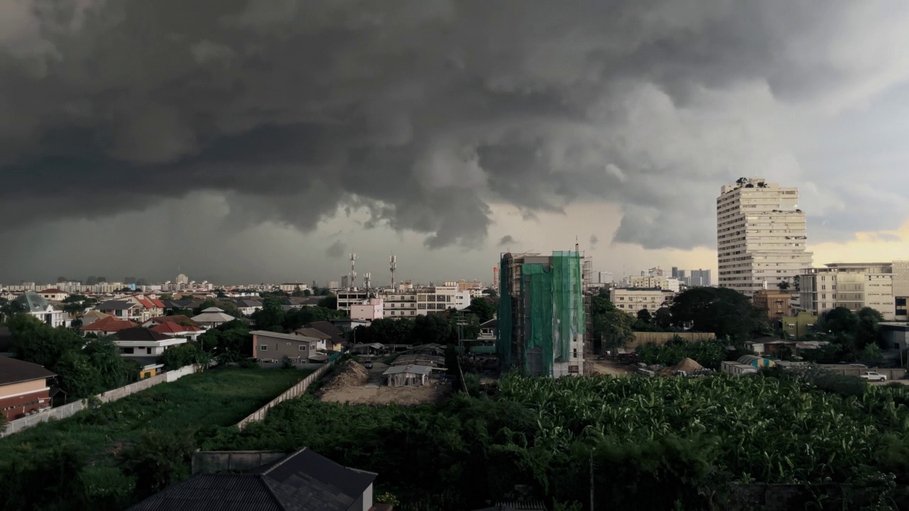 随着时间的推移，雨云逐渐形成，直到天空变暗，曼谷下起了大雨视频素材