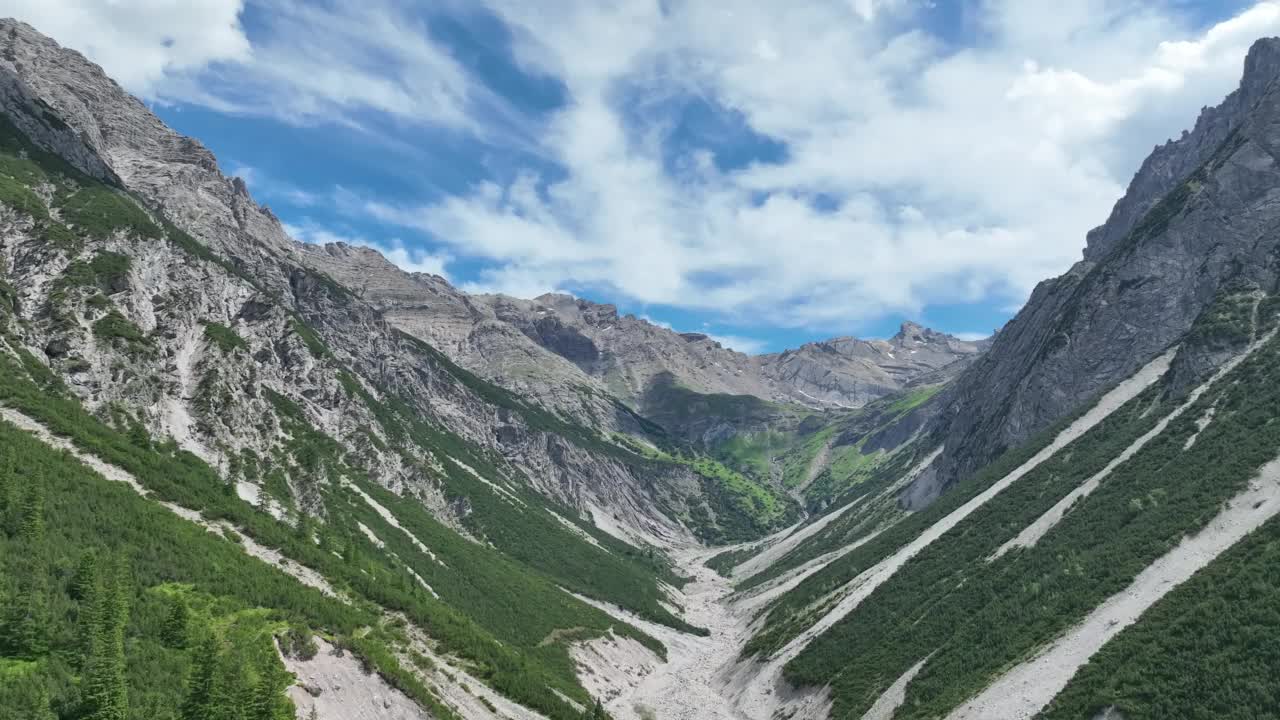 无人机拍摄的奥地利山谷岩石滑坡的视频视频素材