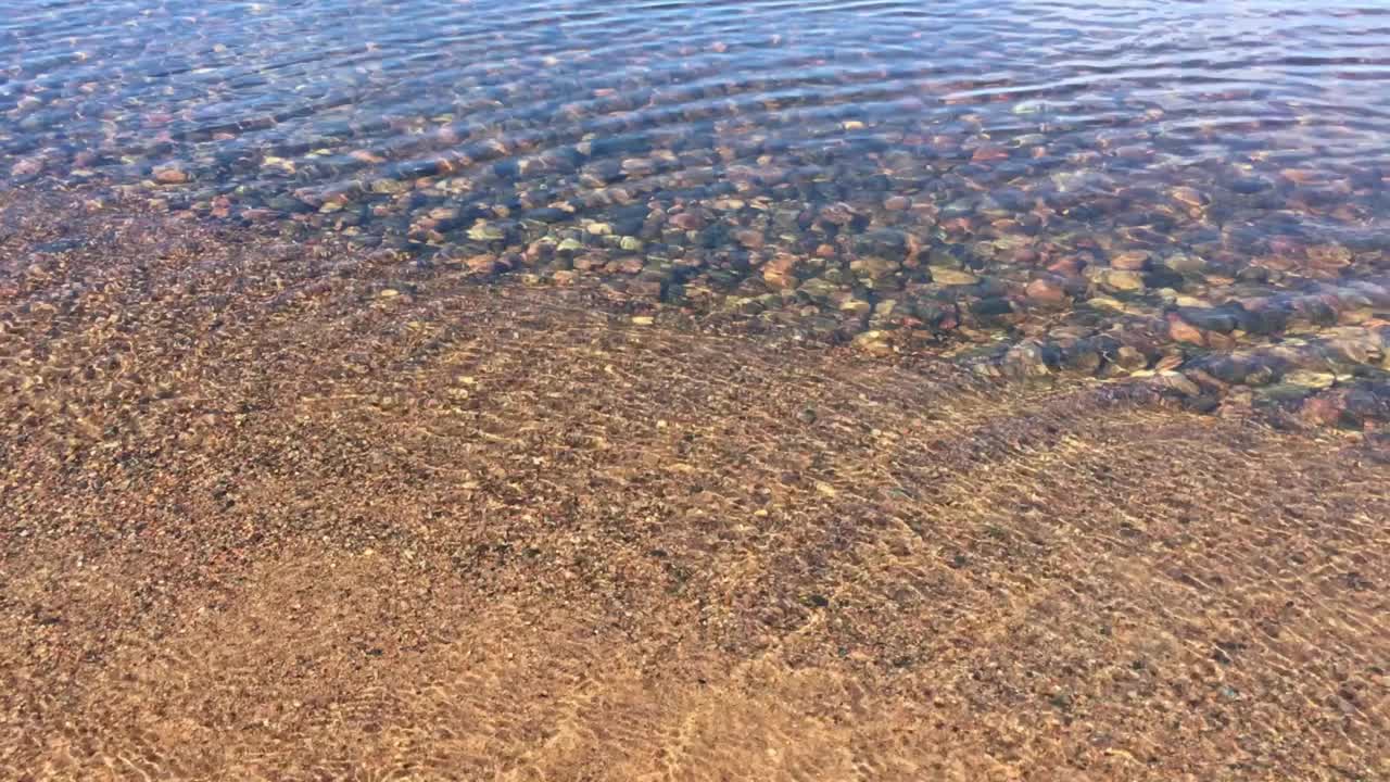 湖水透明，湖底有石头。视频素材