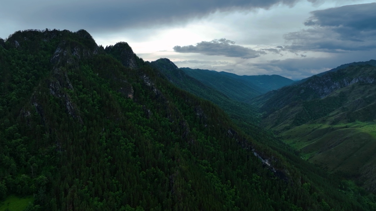 夏季山地景观。鸟瞰图视频素材