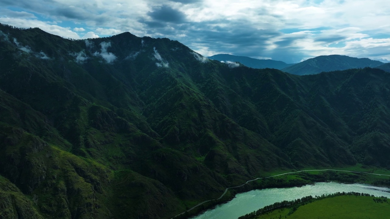 夏季山地景观。鸟瞰图视频素材