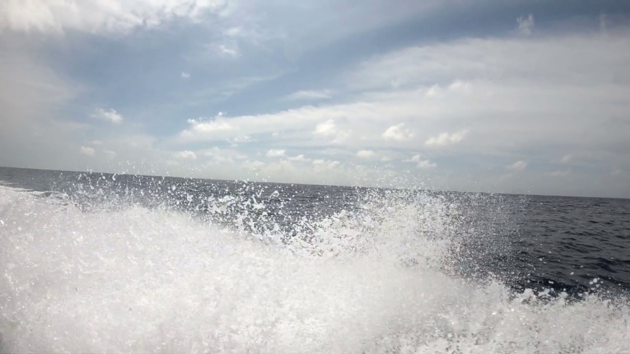 船溅起海水视频素材