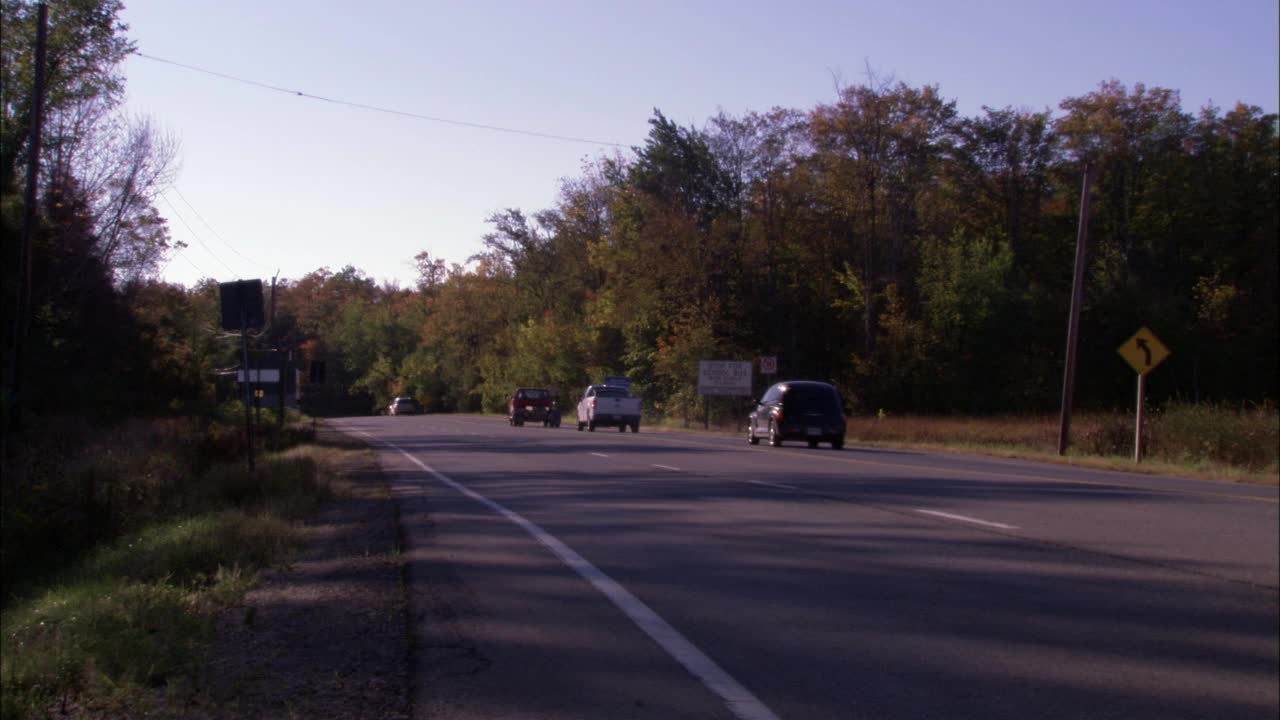 广角公路。汽车在路上行驶，大卡车在路上行驶。潘来到停在加油站前的越野车旁视频素材