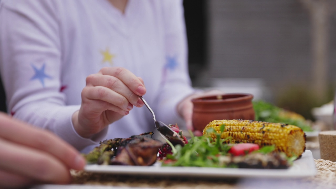 一对夫妇在露天餐桌上吃素食午餐视频素材