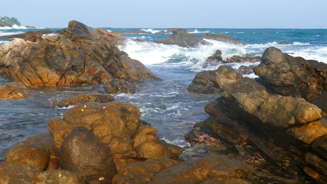 有海浪和岩石的景观视频素材